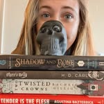 Marisa | Bookstagram - @marisalynnreads - Instagram