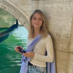Marta Laniak - @marta.and.books - Instagram