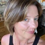 Melissa Abbott - @backofthewardrobe70 - Instagram
