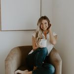 Melanie (MEL-ə-nee) - @mel_walli - Instagram