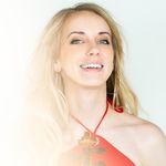 Molly Carr - @mollycarrviola - Instagram