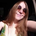 Mona Reynolds - @barefoot_flower - Instagram