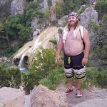 Robby Hill - @mommehostrich - Instagram