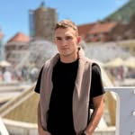 Robert Nagy - @robert2098 - Instagram