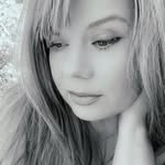 Robin Fullerton - @huskiesmomreads - Instagram