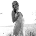 Robyn Stone - @unhingedfell - Instagram