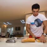 @cr.ronaldo_cutting_bread - Instagram
