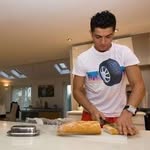 @ronaldo_cutting_a_bread - Instagram