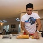 @ronaldo_cutting_bread_ - Instagram