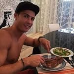 @ronaldo_cutting_meat_steak - Instagram
