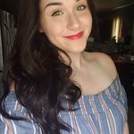 Sierra Ayers - @booksandmorewithsierra - Instagram