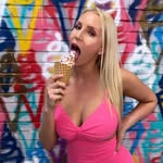 Vanessa Cage - @bringthepinkbak - Instagram
