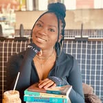 Vanessa Reid - Bookstagrammer - @vanessareadsfiction - Instagram