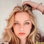 Vanessa York - @vanessayorkies - Instagram