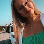 Vera Knott - @vibeswithvera - Instagram