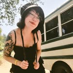 Veronica Smith - @peachy_vern - Instagram