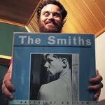 william dafoe segurando hatfull of hollow - @juliamabeatles - Instagram