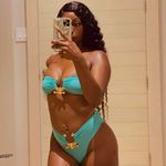 Zoe Roches - @zoeroches - Instagram