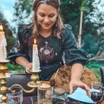 Zoë Rule-Haynes - @betweenthetrees.presents - Instagram